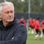 Een staflid observeert een oefensessie van België naast een vast bord van de Belgische voetbalbond.