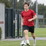 Anton Tanghe werkt individueel aan zijn conditie op het trainingscomplex van Zulte Waregem.