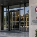 Lege ingang van het gebouw van de Turkse voetbalbond met een federatiebord aan de gevel.
