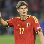 Charles De Ketelaere in het Belgische shirt kijkt geconcentreerd naar het spel op het veld.