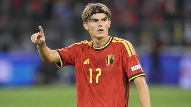 Charles De Ketelaere in het Belgische shirt kijkt geconcentreerd naar het spel op het veld.