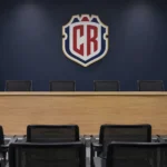 Lege mediaruimte van de Costa Ricaanse voetbalbond met het federatie-embleem op de achterwand.