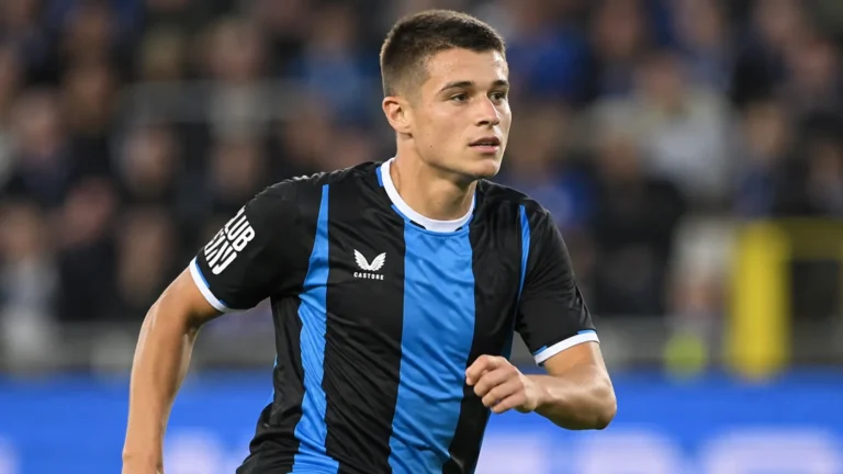 Nicolo Tresoldi in het tenue van Club Brugge op het veld.