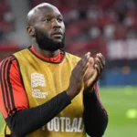 Romelu Lukaku applaudisseert tijdens een opwarming bij de Rode Duivels.