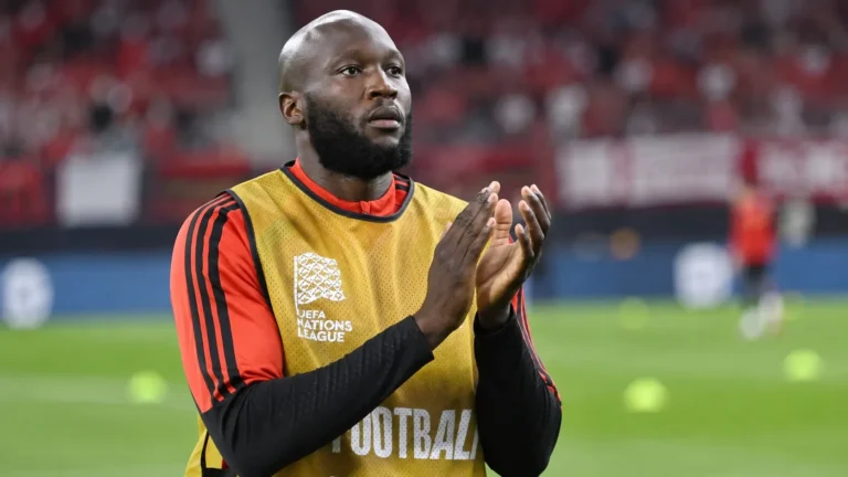 Romelu Lukaku applaudisseert tijdens een opwarming bij de Rode Duivels.
