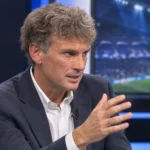 Peter Vandenbempt spreekt in een televisiestudio tijdens een voetbalanalyse.