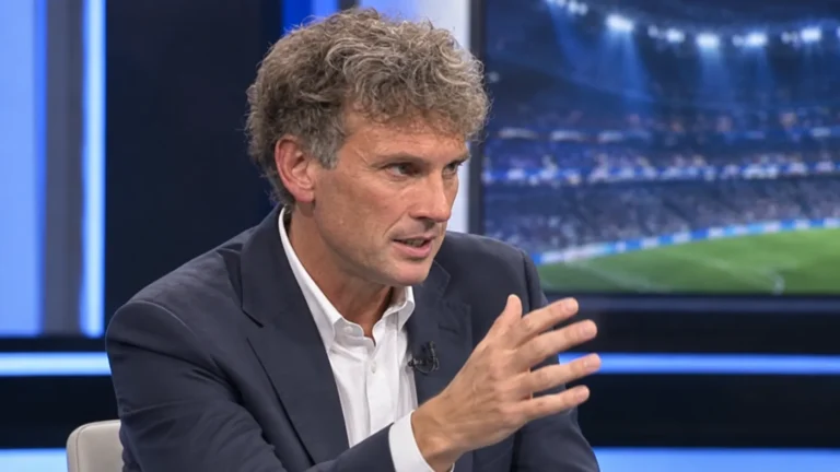 Peter Vandenbempt spreekt in een televisiestudio tijdens een voetbalanalyse.