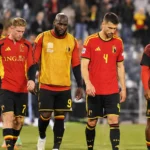 Een groep Belgische internationals wandelt na afloop samen over het veld.