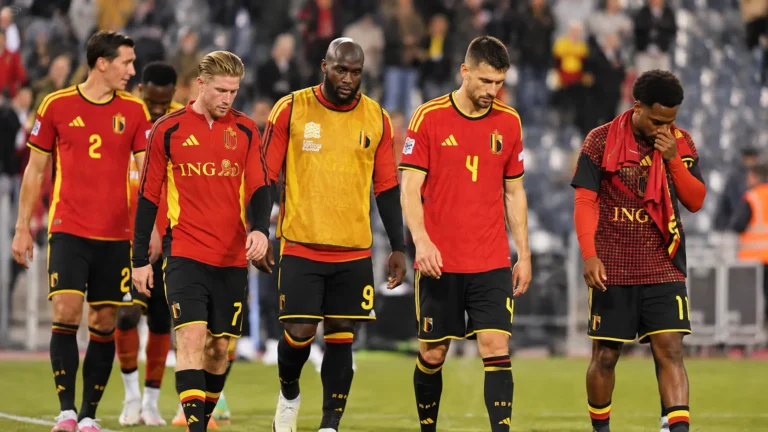 Een groep Belgische internationals wandelt na afloop samen over het veld.