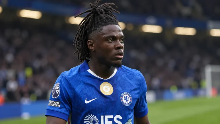 Roméo Lavia in het blauwe shirt van Chelsea op het veld.