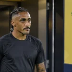 Raphinha bij de ingang van de Braziliaanse kleedkamer tijdens de rust.