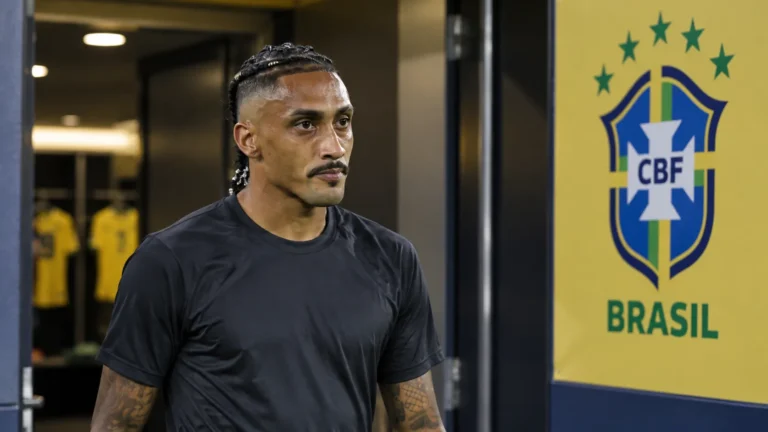 Raphinha bij de ingang van de Braziliaanse kleedkamer tijdens de rust.