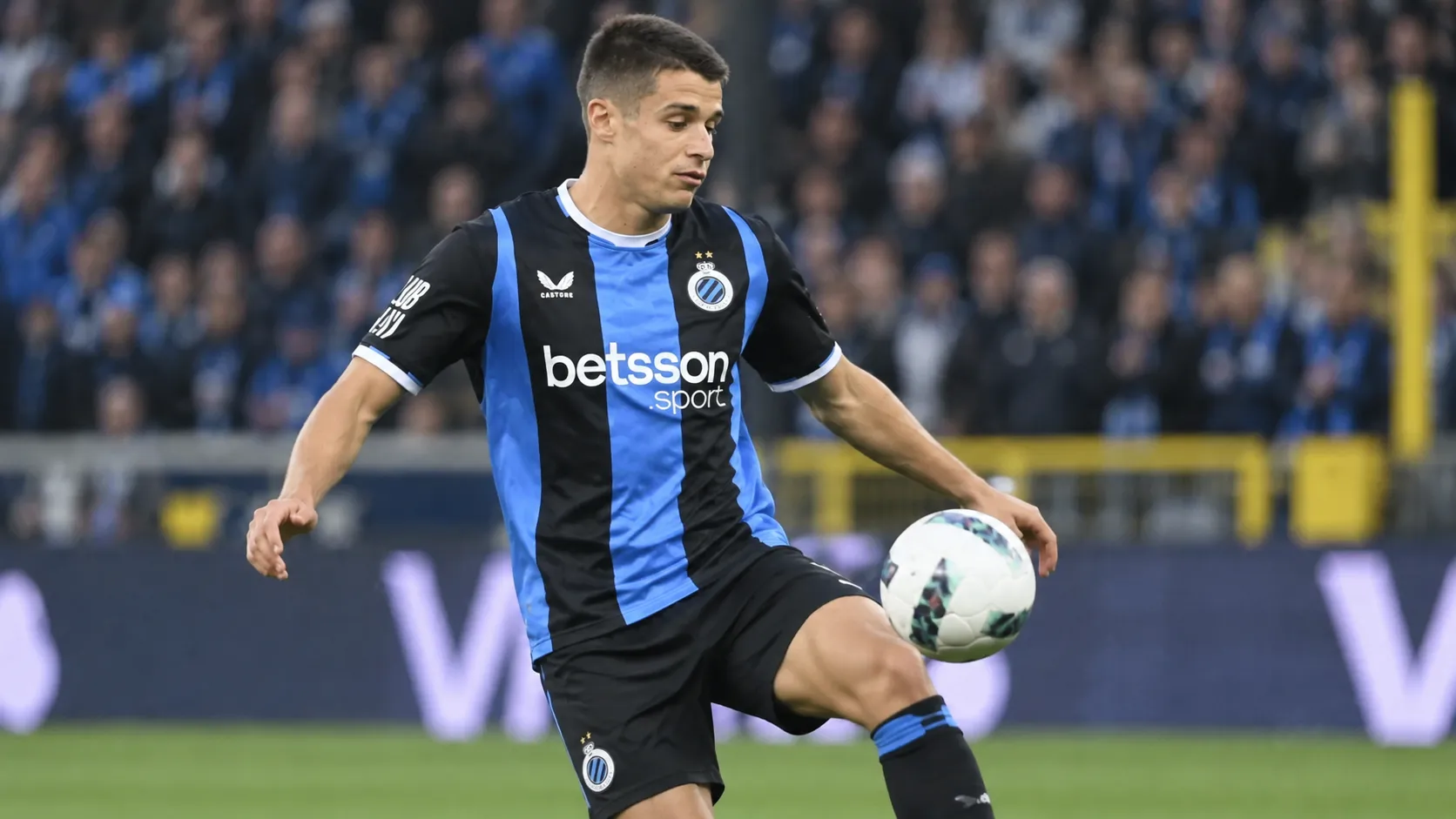Nicolò Tresoldi in het blauw-zwarte shirt van Club Brugge tijdens een nieuw veldmoment.