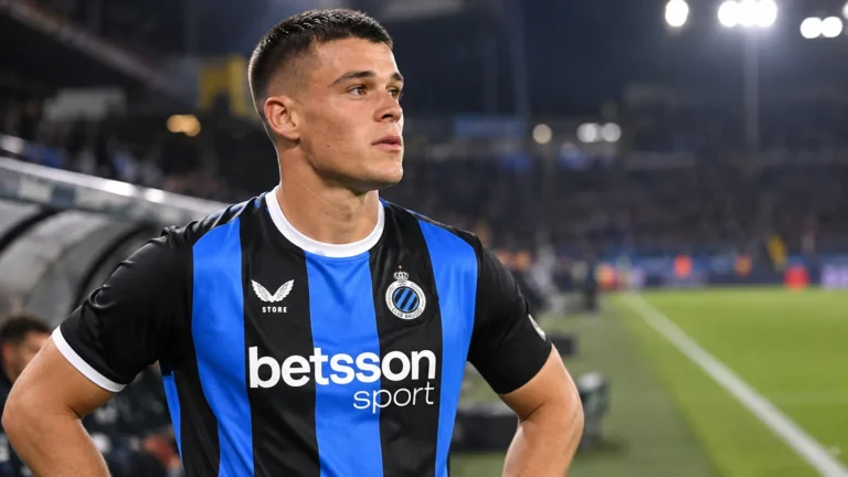 Nicolo Tresoldi in het blauw-zwarte shirt van Club Brugge aan de zijlijn.