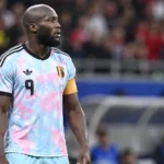 Romelu Lukaku kijkt geconcentreerd richting het veld in zijn wedstrijdshirt.