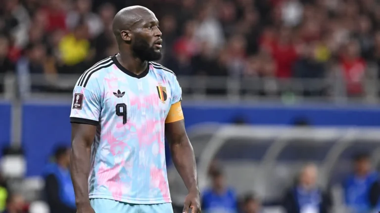Romelu Lukaku kijkt geconcentreerd richting het veld in zijn wedstrijdshirt.