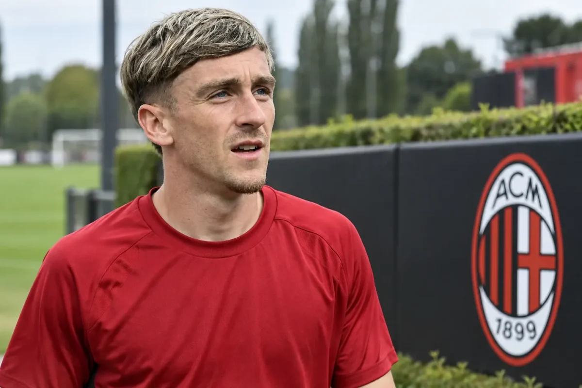 Alexis Saelemaekers naast het trainingsveld van AC Milan.