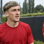 Alexis Saelemaekers naast het trainingsveld van AC Milan.