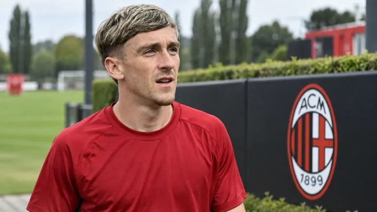Alexis Saelemaekers naast het trainingsveld van AC Milan.