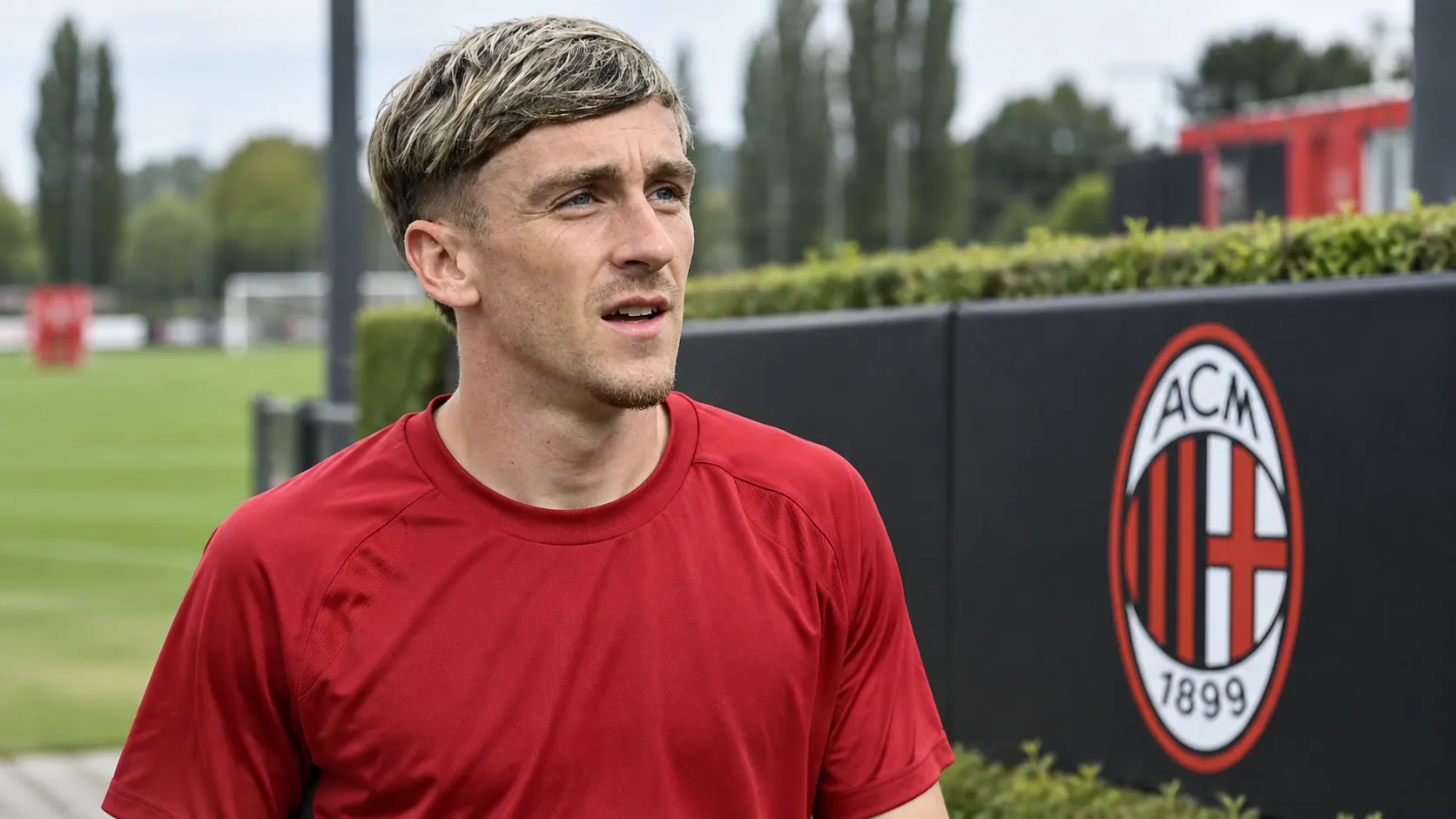 Alexis Saelemaekers naast het trainingsveld van AC Milan.