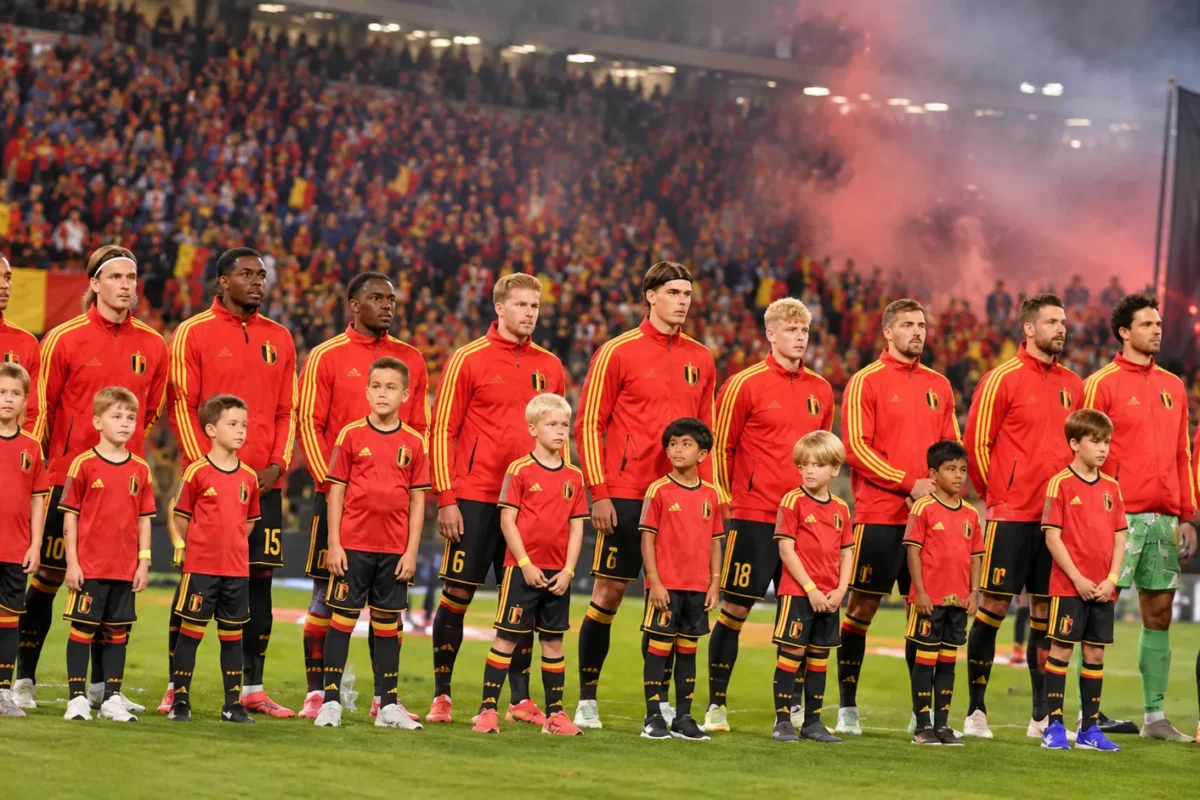 Belgische internationals en jonge mascottes tijdens het volkslied in een gevuld stadion.