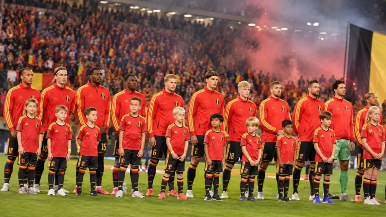Belgische internationals en jonge mascottes tijdens het volkslied in een gevuld stadion.