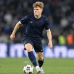 Arthur Piedfort in een donker voetbalshirt tijdens een nieuw wedstrijdmoment.