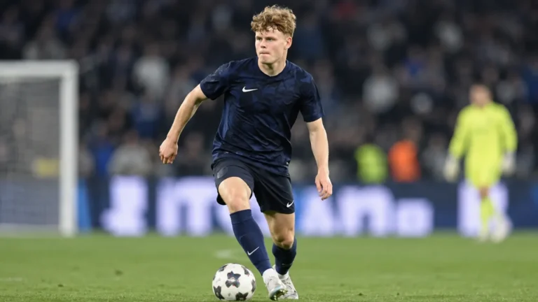 Arthur Piedfort in een donker voetbalshirt tijdens een nieuw wedstrijdmoment.