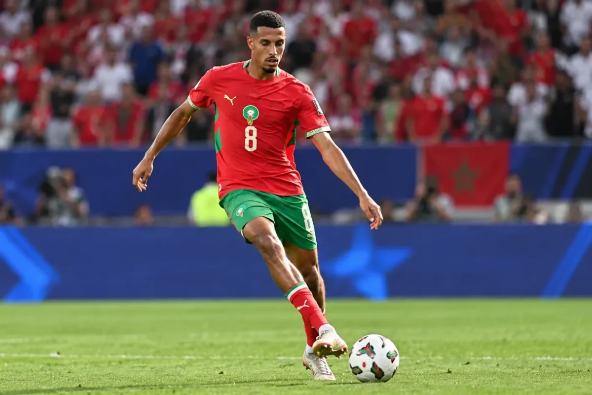 Een Marokkaanse speler in rood-groen tenue tijdens een internationale wedstrijd.