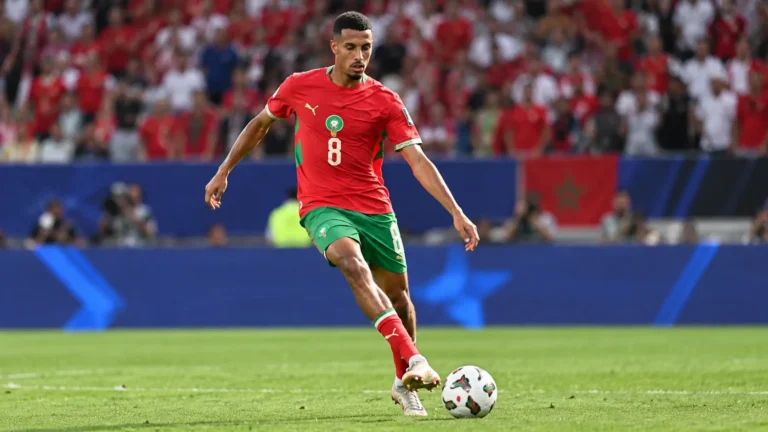 Een Marokkaanse speler in rood-groen tenue tijdens een internationale wedstrijd.