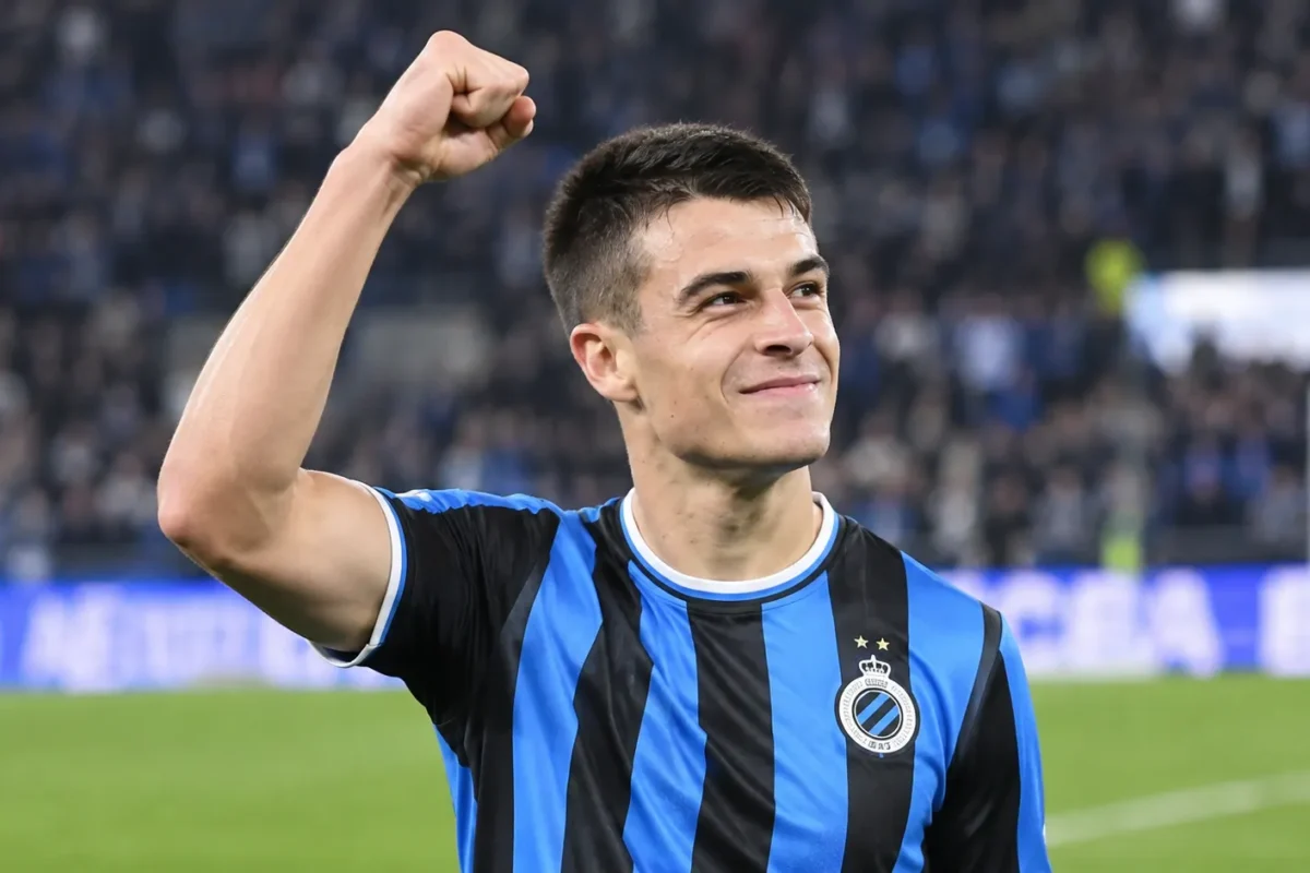 Nicolo Tresoldi in het tenue van Club Brugge op het veld.