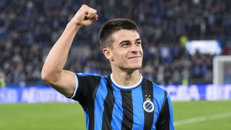 Nicolo Tresoldi in het tenue van Club Brugge op het veld.