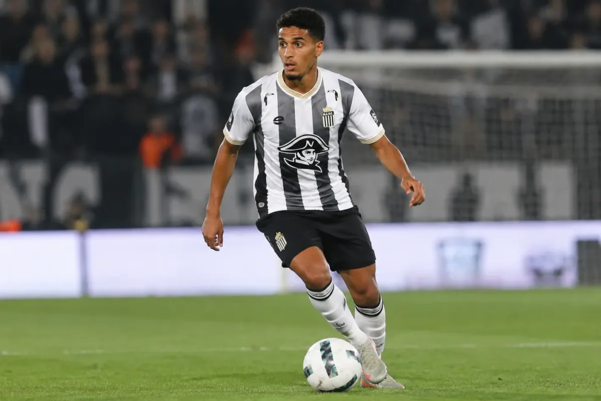 Amine Boukamir in actie voor Charleroi tijdens een voetbalwedstrijd.
