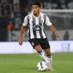 Amine Boukamir in actie voor Charleroi tijdens een voetbalwedstrijd.