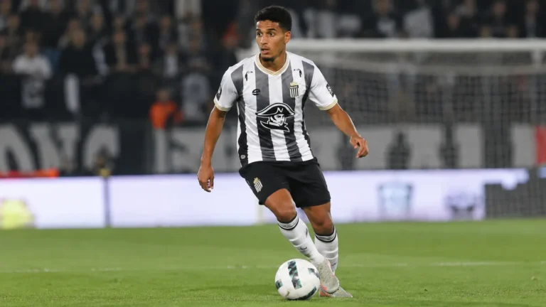 Amine Boukamir in actie voor Charleroi tijdens een voetbalwedstrijd.