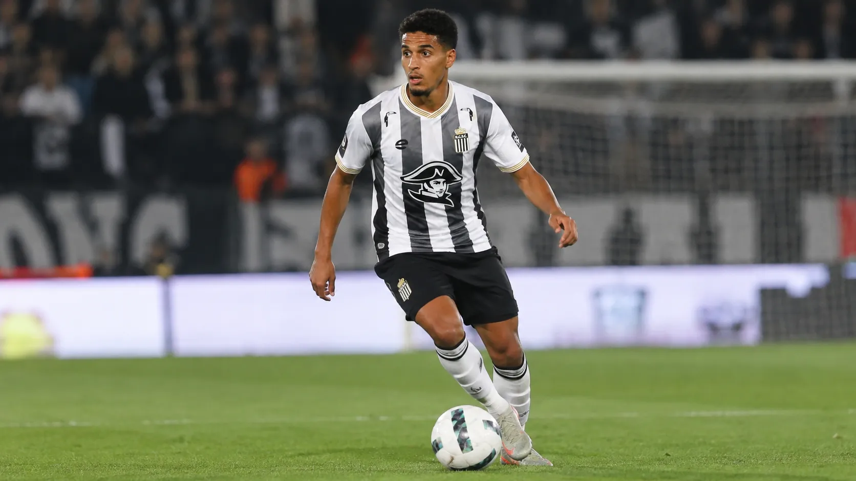 Amine Boukamir in actie voor Charleroi tijdens een voetbalwedstrijd.