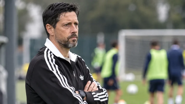 Een niet-spelende clubmedewerker kijkt vanop de zijlijn naar een training van Anderlecht.