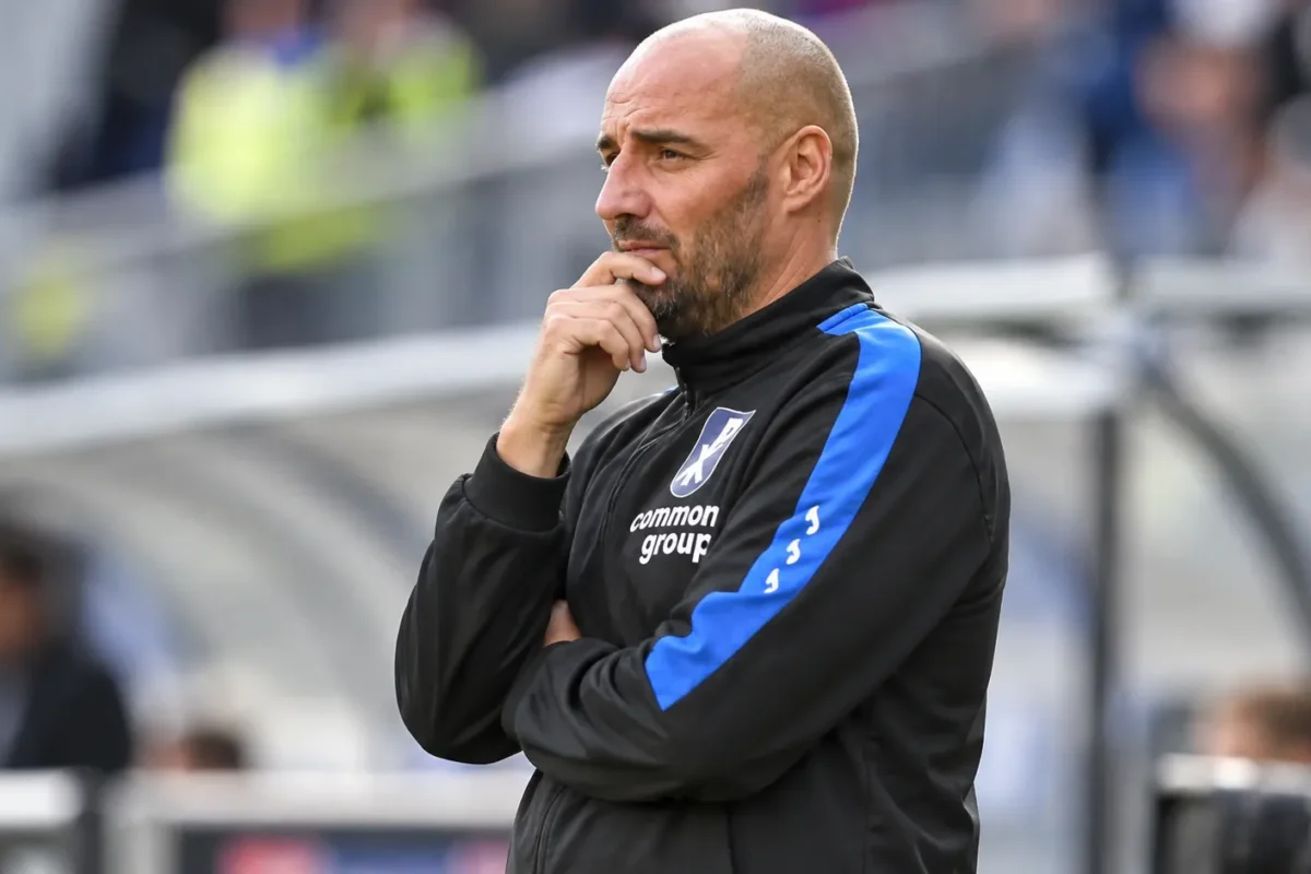 Stijn Stijnen staat als coach langs de zijlijn in zijn Patro-kleding.