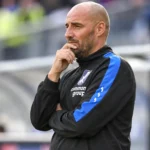 Stijn Stijnen staat als coach langs de zijlijn in zijn Patro-kleding.