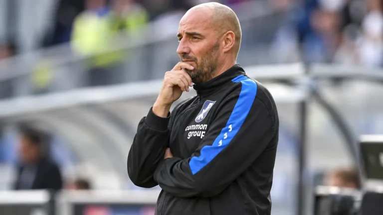 Stijn Stijnen staat als coach langs de zijlijn in zijn Patro-kleding.