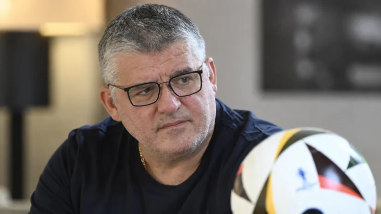 Philippe Albert tijdens een rustig voetbalinterview in een binnenruimte.