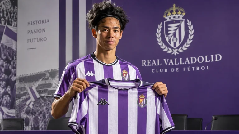 Ryotaro Ito poseert tijdens zijn officiële voorstelling bij Real Valladolid.