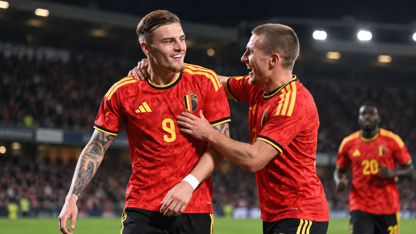 Belgische U21-spelers vieren samen tijdens een avondwedstrijd.