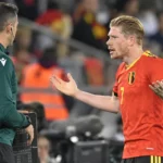 Kevin De Bruyne gebaart gefrustreerd aan de zijlijn in het shirt van België.