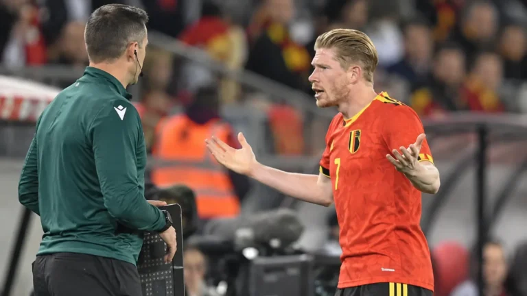 Kevin De Bruyne gebaart gefrustreerd aan de zijlijn in het shirt van België.