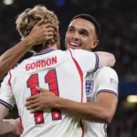 Twee Engelse spelers vieren samen een moment tijdens een Nations League-wedstrijd.
