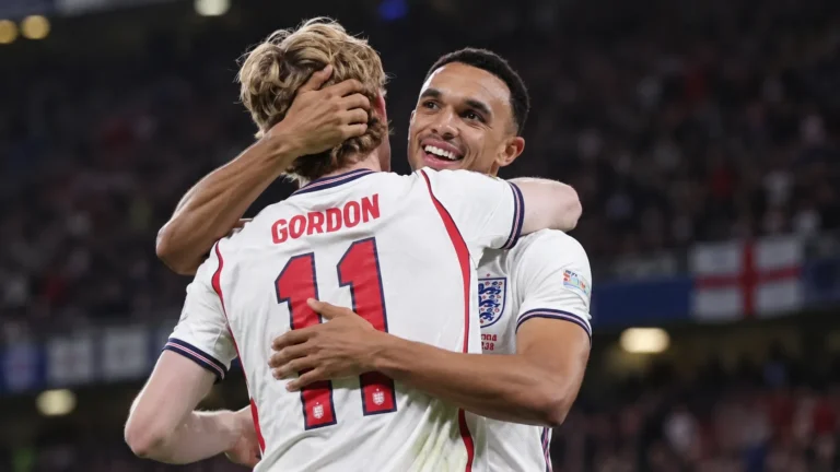 Twee Engelse spelers vieren samen een moment tijdens een Nations League-wedstrijd.