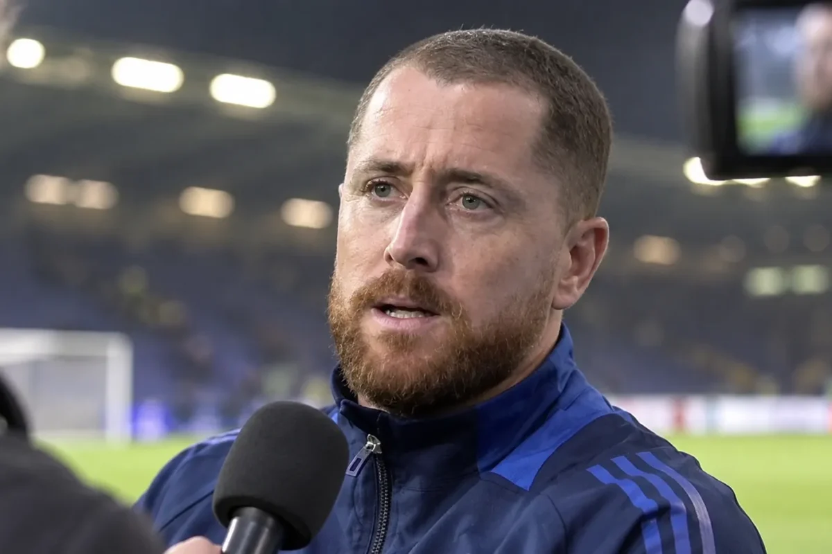 Gill Swerts tijdens een postmatchinterview in een stadionomgeving.