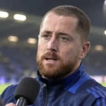 Gill Swerts tijdens een postmatchinterview in een stadionomgeving.