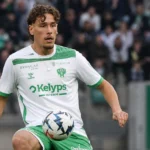 Lucas Stassin in een groen-wit shirt tijdens wedstrijdactie voor Saint-Etienne.